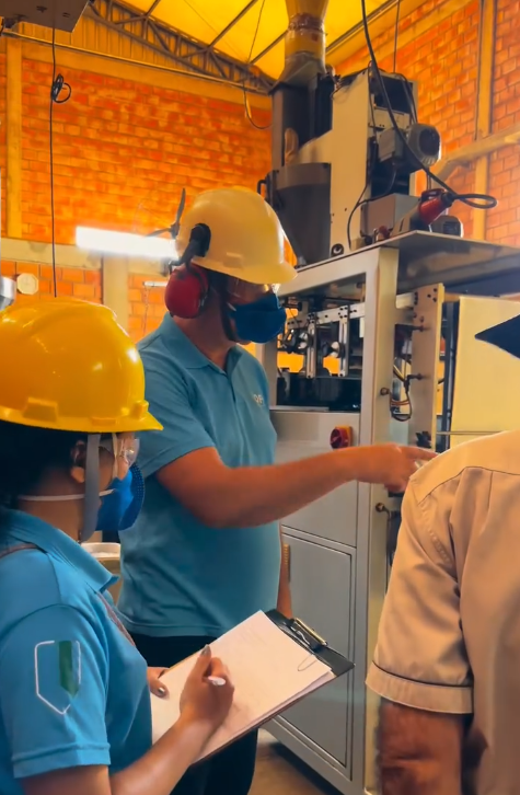 Técnico da LOFIT realizando levantamento técnico em ambiente de trabalho